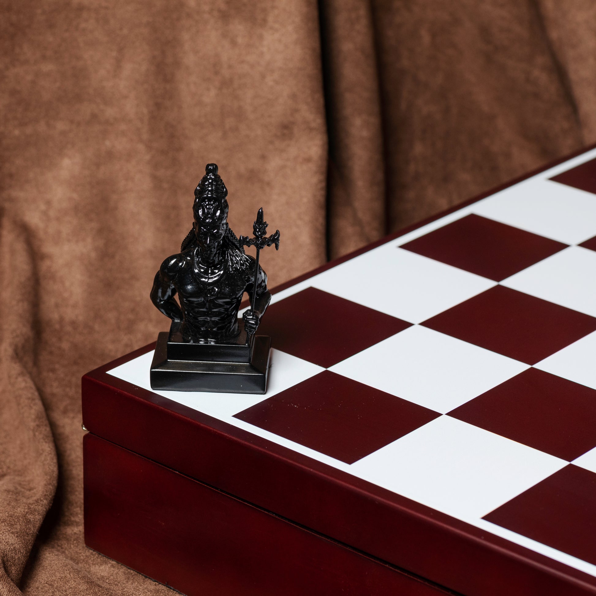 Comes with a chess board